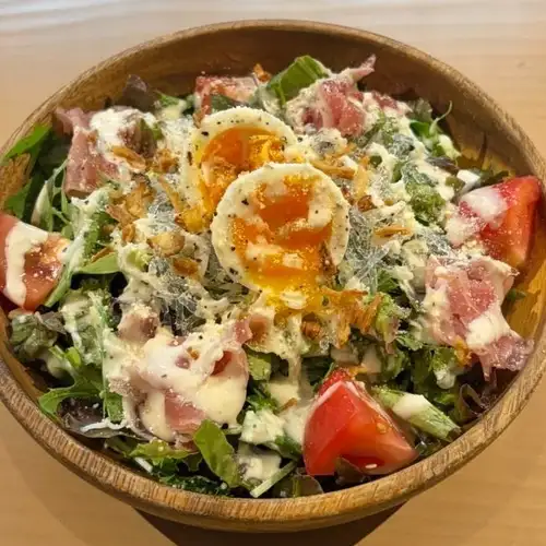 生ハムと半熟たまごのシーザーサラダ