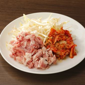 [Pork] Stir-fried Sangen pork with pork kimchi