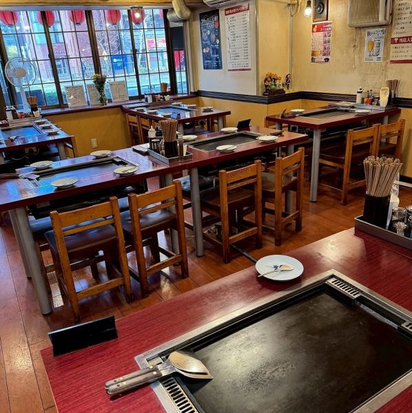 在我們寬敞的餐廳裡,您可以一邊享用飲品,一邊圍坐在鐵板燒旁聊天!盡情享用Hyotan的招牌文字燒、大阪燒和鐵板燒吧!