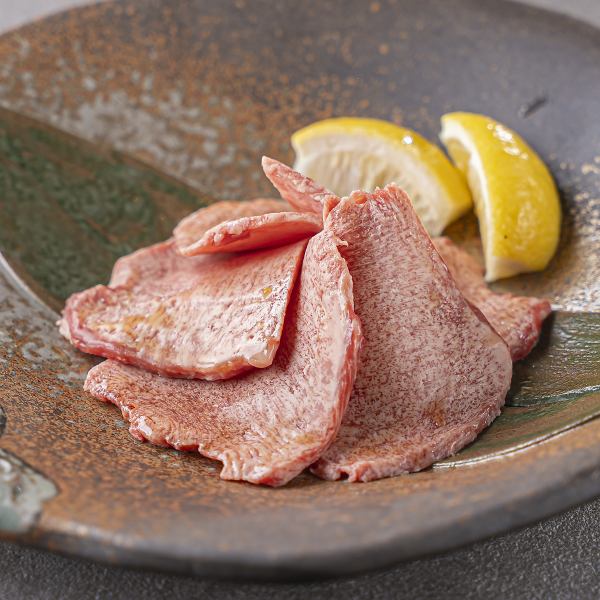 【希少部位を贅沢に♪】こだわりのお肉を厚めにカット★輝きの極みタン塩　2290円(税込)
