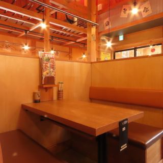 独立したテーブル席でお酒を飲む方もご家族連れでのご利用も◎