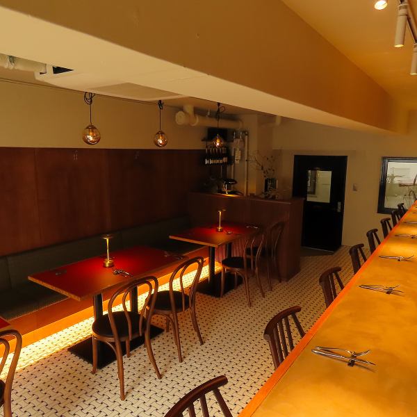 お洒落店内ですが、肩ひじ張らずに食事を楽しめるのが当店の魅力。星付きフレンチ出身のシェフが手がける本格的かつ繊細な料理を、お手頃な価格で味わえます。フレンチの技法を取り入れた創作ビストロならではの独創的な一皿を、気軽に堪能できるお店です。