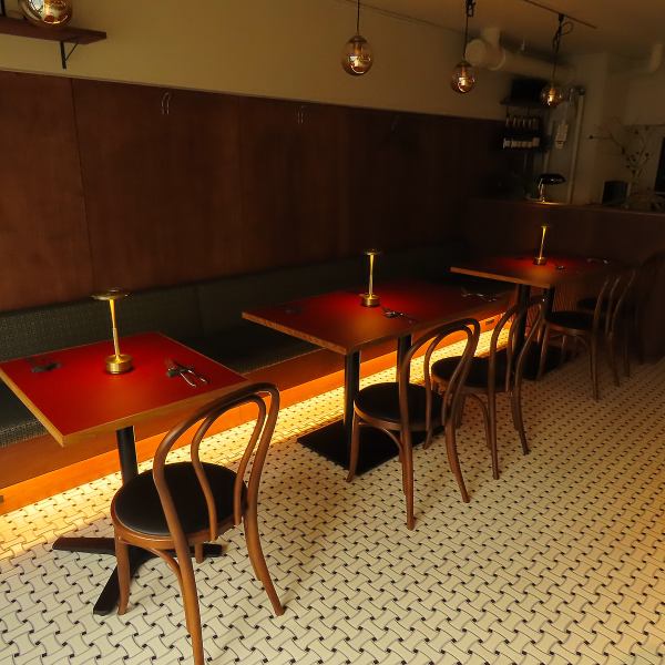 店内は落ち着いた大人の雰囲気が漂い、ゆったりとした時間を過ごせる心地よい空間です。控えめな照明と上質なインテリアが特別感を演出し、デートはもちろん、記念日や誕生日などの大切なシーンにも利用しやすい雰囲気。非日常感の中で、ゆっくりと料理と会話を楽しめるお店です。