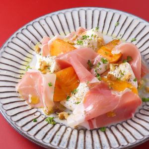 生ハムとブラータチーズ季節のフルーツ