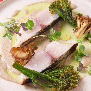 サワラのポワレ 焼き茄子とマッシュルームのソース