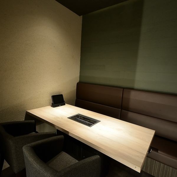 落ち着いた空間が広がるテーブル席。会社帰りや少人数宴会等にもぜひご利用ください◎キッズプレートのご用意もございますので、お子様連れの方にも安心してお食事を楽しんでいただけます！※写真はイメージです。