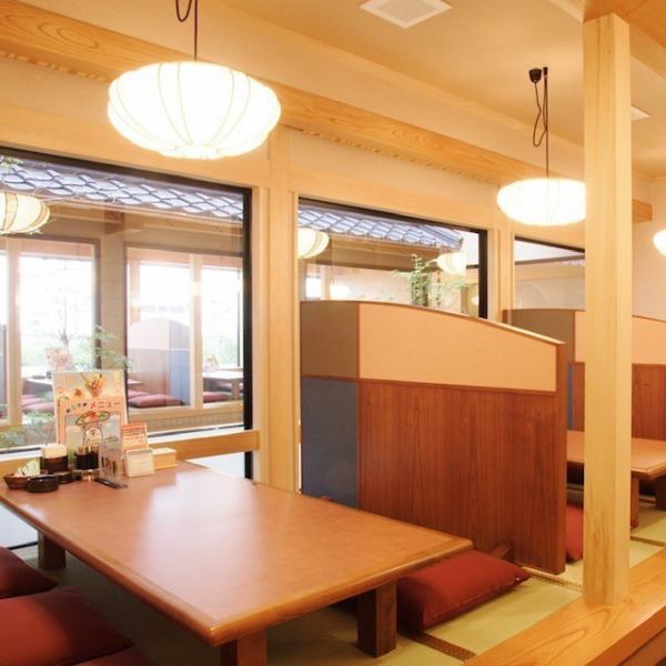 The tatami seats are a space where you can enjoy your meal with peace of mind, even with small children.Relax and enjoy delicious food with your family in a bright and open atmosphere.Please enjoy your meal time filled with smiles in the relaxing atmosphere of a tatami room!
