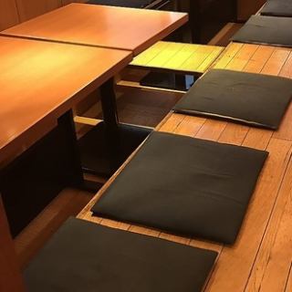 足をのばしてゆったりと寛げる座敷席をご用意しています。お子様連れの家族でのお食事、会社帰りの飲み会などにおすすめです。