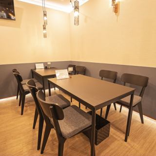 店内は明るく、和洋折衷を意識したこだわりの内装が魅力。やわらかな間接照明が心地よく、ゆったりとした時間を過ごせます。テーブル席は4名掛けが2卓あり、友人同士やご家族での食事にもぴったり。落ち着いた雰囲気でお料理をお楽しみいただけます。