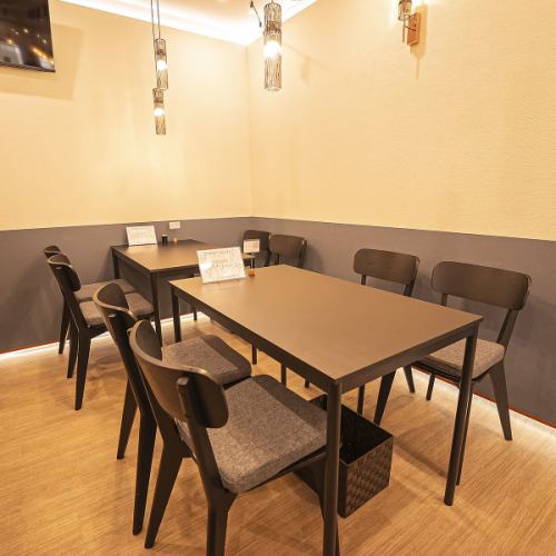 店内は明るく、和洋折衷を意識したこだわりの内装が魅力。やわらかな間接照明が心地よく、ゆったりとした時間を過ごせます。テーブル席は4名掛けが2卓あり、友人同士やご家族での食事にもぴったり。落ち着いた雰囲気でお料理をお楽しみいただけます。