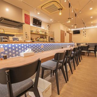 キッチン前に並ぶ8席のカウンターは、和の落ち着きと洋のスタイリッシュさをほどよく融合させた、おしゃれで心地よい空間。絶妙な高さのカウンターでくつろぎながら、料理の香りや音までも楽しめます。ひとりでも気兼ねなく、ゆっくり飲食を楽しめる特別な時間が流れる人気席です。