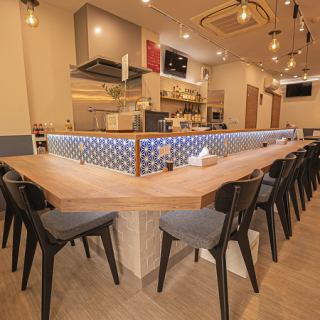 最少12名様~貸切利用が可能です。和洋折衷のデザインが心地よい店内で、お鍋や江戸前寿司などこだわりの料理をゆっくり楽しめます。周りを気にせず会話が弾む、温かみのある空間は、宴会や集まりにもぴったり。特別なひとときをお過ごしください。