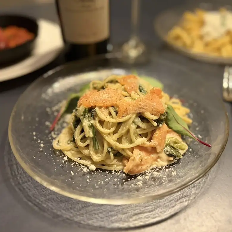 サーモンとほうれん草のクリームパスタ