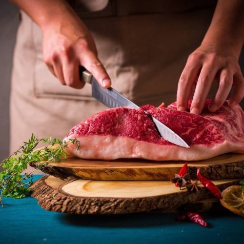 強烈推薦嚴選的北海道牛。廚師在您面前烹製的鐵板燒菜餚非常特別。