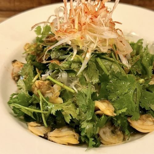 特性塩ダレとアサリのパクチーサラダ