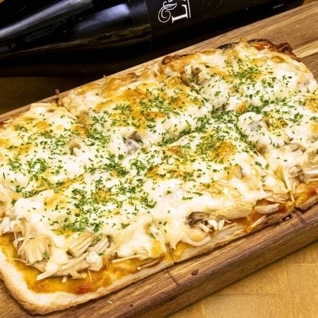３種キノコとアサリのチーズピザ