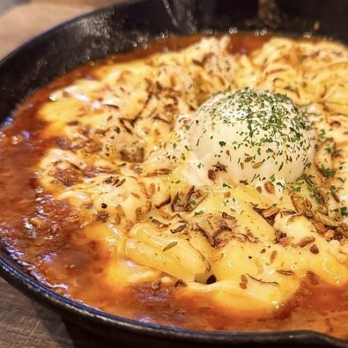 トマトカレーの温玉グラタンパスタ