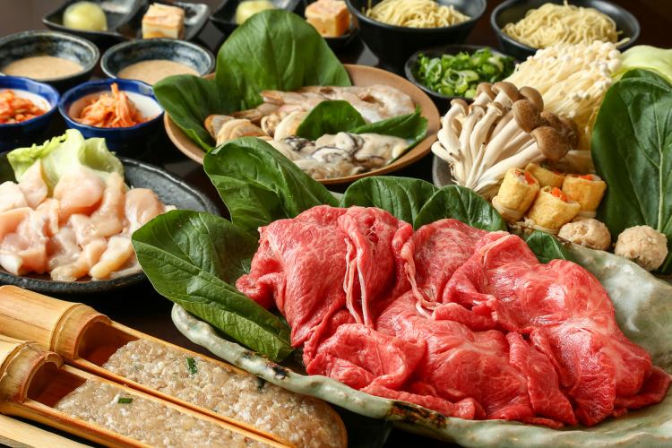 入口即化的牛肉涮锅、海鲜（虾、牡蛎、扇贝）、名牌鸡的自助套餐6,980日元（含税）