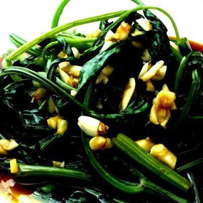 Stir-fried water spinach and garlic