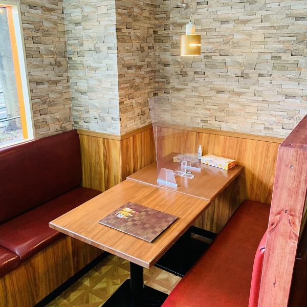 レトロでアットホームな店内は、いつでも賑わう明るく和やかな雰囲気♪開放的で広々とした店内のためリラックスしてお過ごし頂けます。各種ご宴会にぴったりです♪豪華2時間食べ飲み放題コースで満足度も高いです。