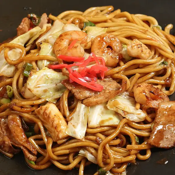 ソース・塩だれが選べる！豚肉・イカ・エビを贅沢に使った【ミックス焼きそば】