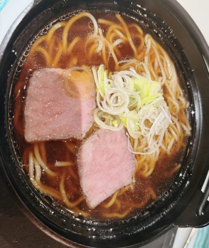 最后一道菜是 Maruchan 富山黑拉面