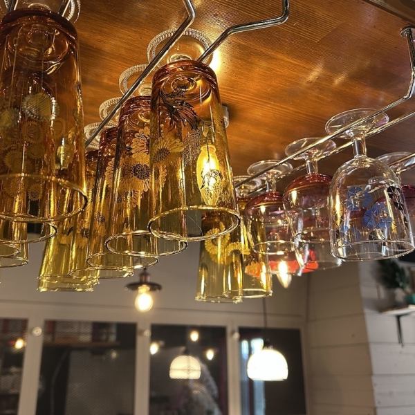 内装は食器にまでこだわり、まるで時代を超えたような独特の雰囲気を醸し出しています。レトロな家具が並び、視覚的にも楽しめる特別なひとときをお過ごしください。細部にまで丁寧に施された装飾の魅力と温もりは、お客様の心を和ませてくれますので、大切な方とのゆったりとしたお食事の際におすすめです