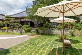 When the weather is nice, you can enjoy your meal on the terrace!