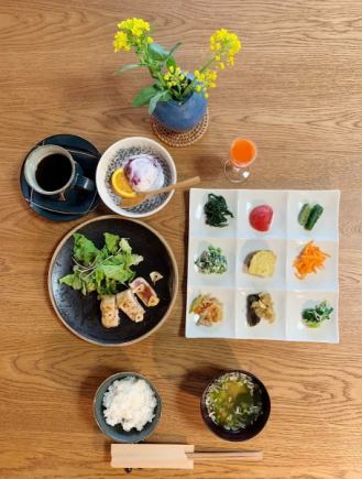 [NEW◎Fish Lunch] 9 kinds of appetizers and sautéed tuna with garlic & homemade gelato