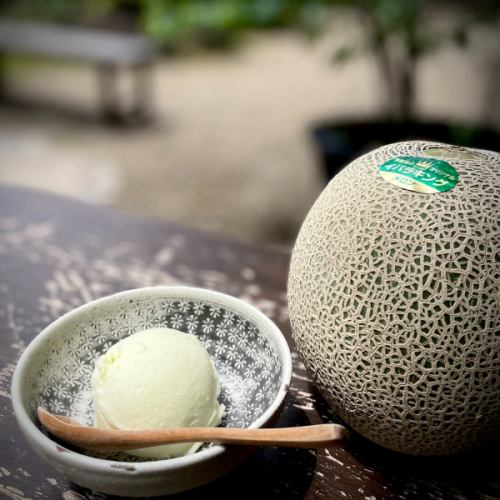 毎年大人気の関口農園（茨城県行方市　関口 諒）の”イバラキング”をふんだんに使用したメロンジェラートの販売を開始しました！

まだ寒風吹きすさぶ時期から家族で真心を込めて大切に育てたメロンたち。
そんな関口農園の完熟した甘いメロンだけを贅沢に使ったメロンジェラートにもうメロメロ～🥰
この時期だけの期間限定メロンジェラートを是非お楽しみください☺

１．品名　めろめろメロンジェラート
２．特徴　関口農園が育てた”イバラキング”を贅沢に使用しています
３．販売場所　岡野ファーム（茨城県石岡市吉生３０３　0299-57-3233）
４．価格　シングル：450円　ダブル：660円　ワッフルコーン：660円

関口農園
@sekkiryo103 

#イバラキング #メロン #メロンジェラート #ジェラート #gelato #melongelato #japanoriginal