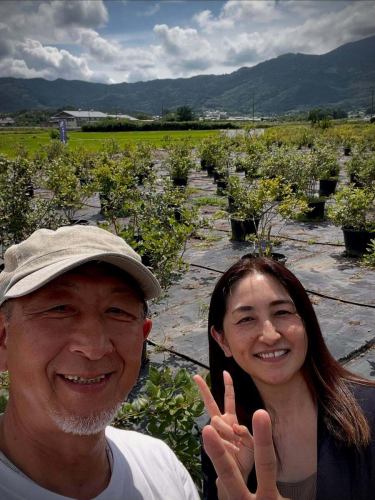 前几天，@tora.no.maki 来看我们了☺️

他们策划并举办活动帮助人们找到幸福、振奋人心，许多人也找到了幸福。

冈野农场也举办过多次相亲活动，为很多人提供了认识彼此的机会，我们也收获了他们的一份快乐。

我期待另一个精彩的项目😊

Okano Farm 活动将在我们的网站和 Instagram 上公布。

@dreamagent.info
@tora.no.maki

#marriagehunting #marriagehuntingwomen #marriagehuntingparty #howtobehappy
#老式咖啡馆
#冈野农场 #冈野农场冰淇淋
