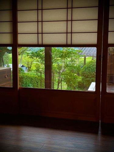 夕暮れ時
裏山でヒグラシが鳴いている。

雪見障子から覗く緑が美しい。。。

心がゆっくりとする瞬間。

#ヒグラシ 
#里山 #黄昏 
#古民家カフェ