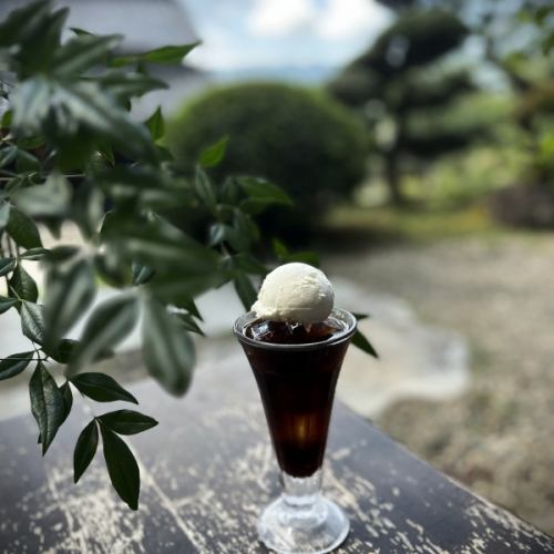 ９月の新メニュー第三段！

昭和の空気を感じさせる「コーヒーフロート」です！

でもノスタルジーばかりではなく、コーヒーファクトリーの水出しアイスコーヒーに岡野ファームの自家製ミルクジェラートをのせた本格派！

まだまだ残暑が続きますが、なつかしい「コーヒーフロート」で暑さを吹き飛ばしてくださいね

１．品名　コーヒーフロート
２．特徴　コーヒーファクトリーの水出しアイスコーヒー＋岡野ファームの自家製ジェラートで昭和のノスタルジーを感じてください
３．販売場所　岡野ファーム（茨城県石岡市吉生３０３）
４．価格　８００円

@coffeefactory_tkb 
@okanofarm 

#コーヒーフロート 
#昭和レトロ #岡野ファームジェラート #コーヒーファクトリー #古民家カフェ
