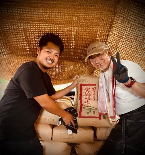 今年も無事にお米の収穫が終わりました🌾

今年は娘夫婦がお手伝いに来てくれました。

今年も色々なことがありましたが、こうして無事に収穫でき、実りの秋を迎えられたことに感謝です。

準備が整い次第、カフェでも新米をお出ししますので、もう少しお待ちください💦

#新米 #米農家 #茨城の米 #吉生米 #岡野ファーム #古民家カフェ #お米販売