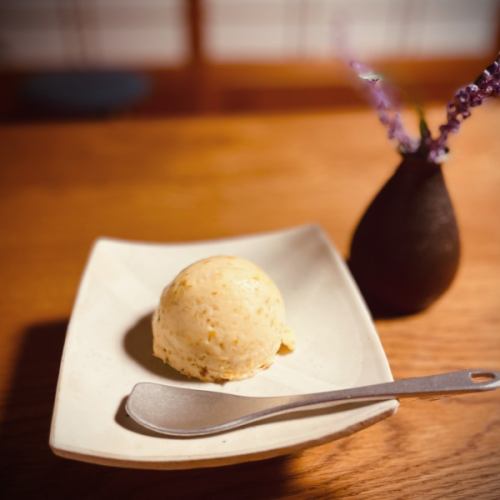 "Plum Gelato" is available in limited quantities!

Even though it's September, the heat is still intense at Okano Farm.

So we have prepared "Plum Gelato" to help you beat the heat.

Since ancient times, plums have been said to help relieve fatigue, increase appetite, promote digestion, and have antibacterial properties.

We carefully select only the plums with particularly thick flesh from the plums picked from the old plum trees in front of the entrance to Okano Farm to make gelato.
Of course, the plums are grown without pesticides!

Because plums are rare, we are currently only offering a limited quantity of around 20 servings.

Enjoy this gelato with a refreshing aftertaste and the sourness of plum!

#Plum #Plum Gelato #Plum Sweets #Sweets #Ibaraki Prefecture #Ishioka City #Ishioka Festival #Old House #Old House Cafe #Okano Farm