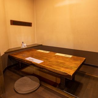 下沉式被爐座位有2個，最多可容納4人。