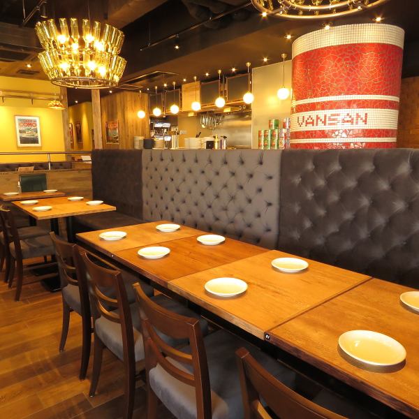 《大人数でのご利用も◎》ワインの瓶をモチーフにしたシャンデリア♪パーティーでも使いやすいお席や、カジュアルに楽しめる飲み放題付コースも多数ご用意しておりますので是非幅広いシーンでご利用ください★