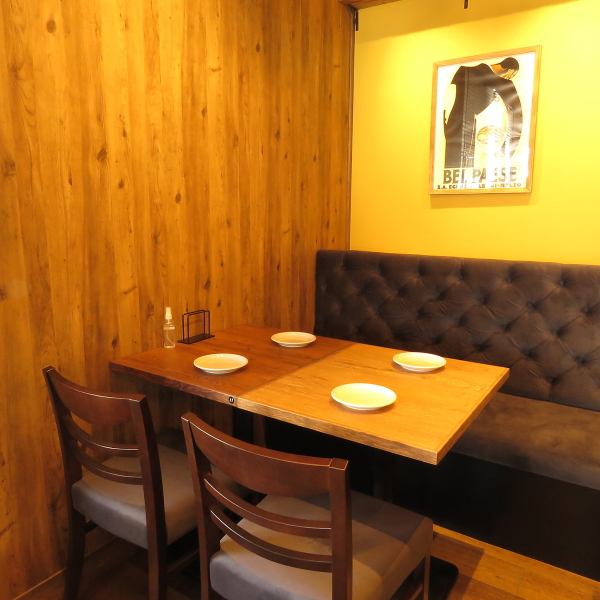《ゆったりとしたソファー席》温かみのある店内。お子様にも嬉しいソファー席です。お一人様からお食事をできますので、お気軽にご利用ください！