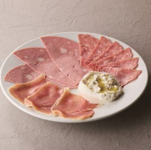 ブラータチーズとサラミ盛り