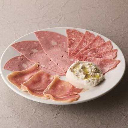 ブラータチーズとサラミ盛り