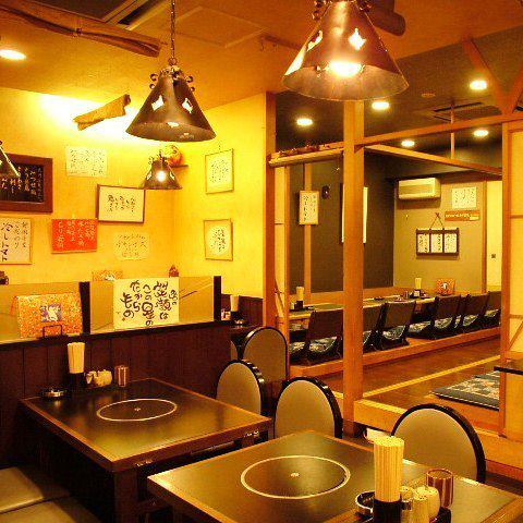 The inside of the store has a nostalgic smell.The popular [table seats] are for 2 to 4 people ◎ The [digging-type seats] are relaxing even if you have a lot of dishes lined up ♪ In front of you, there are seasonal sake and shochu from all over the country ☆ We can handle various scenes from only Saku on the way home from work to girls-only gatherings and welcome and farewell parties ♪