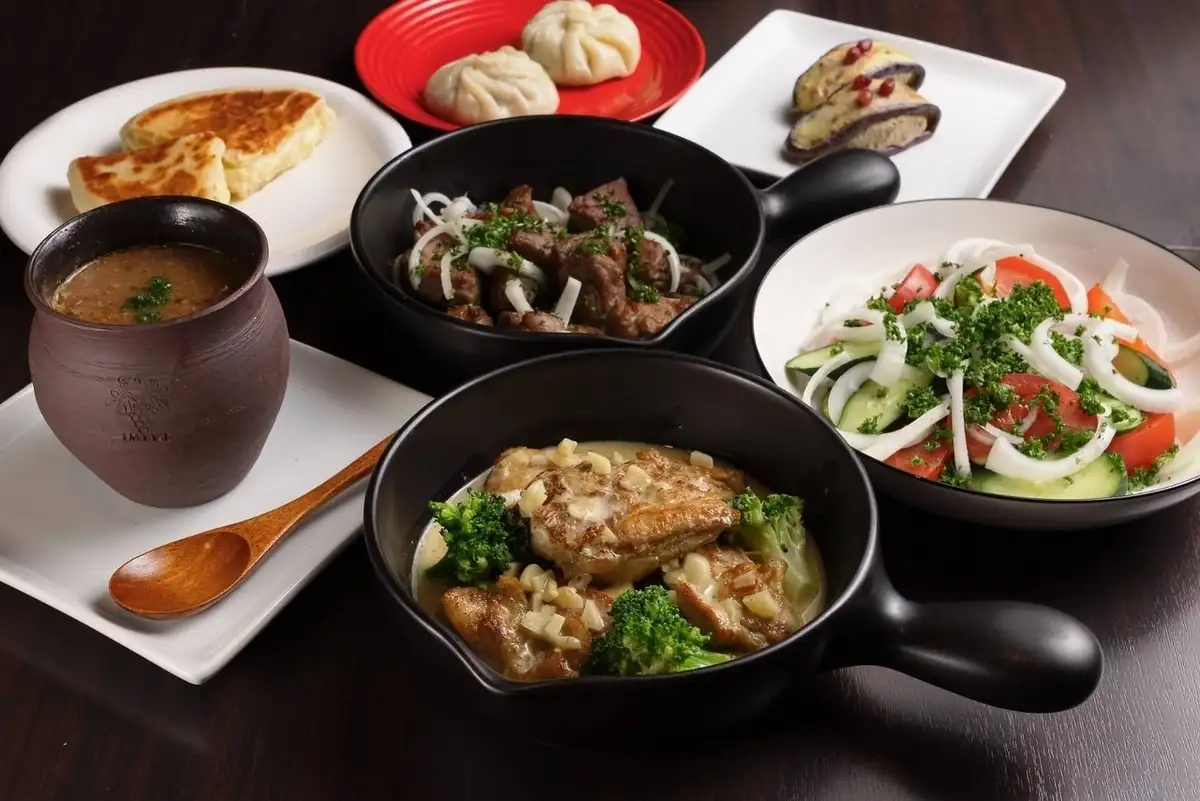 自家焙煎珈琲のご購入も可能。カフェ、ジョージア料理とワインは昼からも楽しめます!