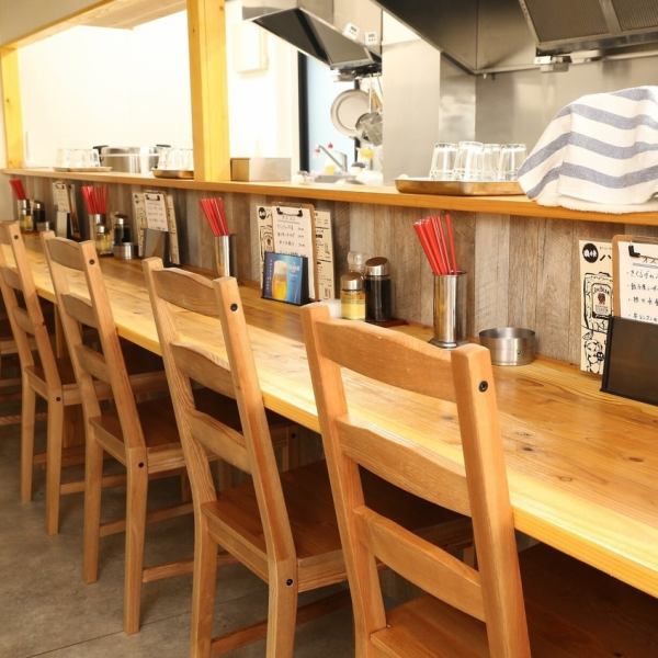 The counter seats where you can come to the shop even if you are a single person are also recommended for a little drink after work. Get along well and enjoy your meal!
