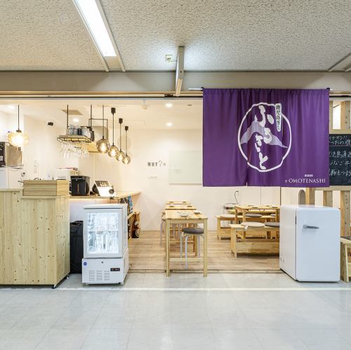 木材和烧酒的温暖。鹿儿岛的一家小酒吧，坐落在城市中。