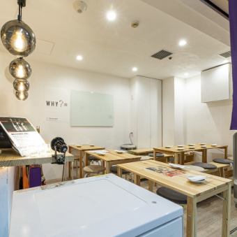 점내는 내추럴 우드를 기조로 한 따뜻한 공간.부드러운 조명이 켜지는 가게 안에는 나무의 향기와 함께 느긋한 시간이 흐릅니다.