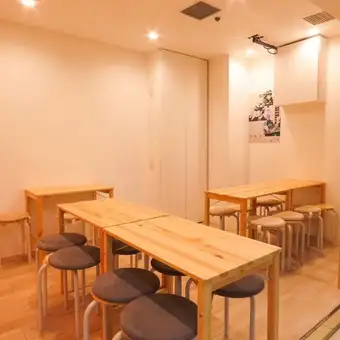 店铺内部以天然木材为主要材料，营造出温馨舒适的氛围。店内灯光柔和，空气中弥漫着木头的香气，时间仿佛在缓慢流逝。