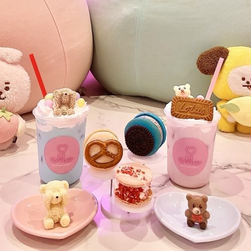 Lots of cute and delicious drinks and sweets ♪