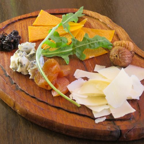 Cheese platter and dried fruits