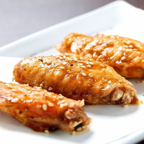 カリッとジューシー！特製甘辛ダレがたまらない、やみつき必至の手羽先です。