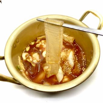芝士炒年糕配中式汤面